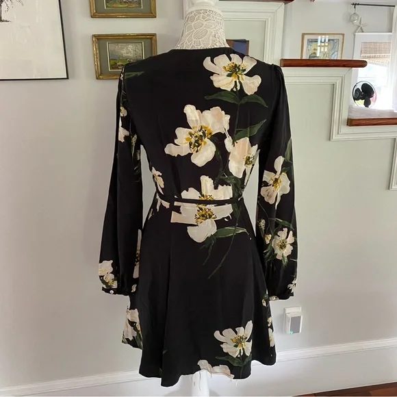WILFRED Aritzia Diane Wrap Dress Black Floral NWT Medium - Picture 6 of 6